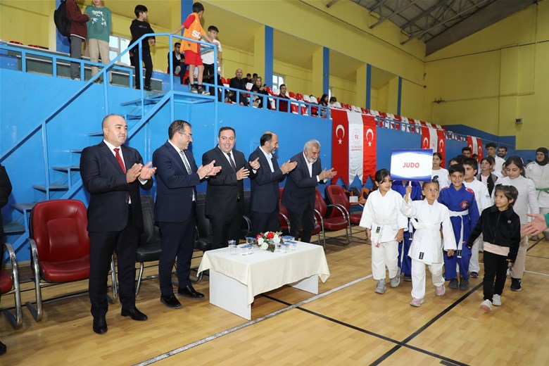 Ağrı’da Gençlik ve Spor Bakanlığı tarafından geleneksel olarak düzenlenen Amatör Spor Haftası, 15 Nisan Spor Salonu'nda gerçekleştirilen görkemli bir törenle açıldı.