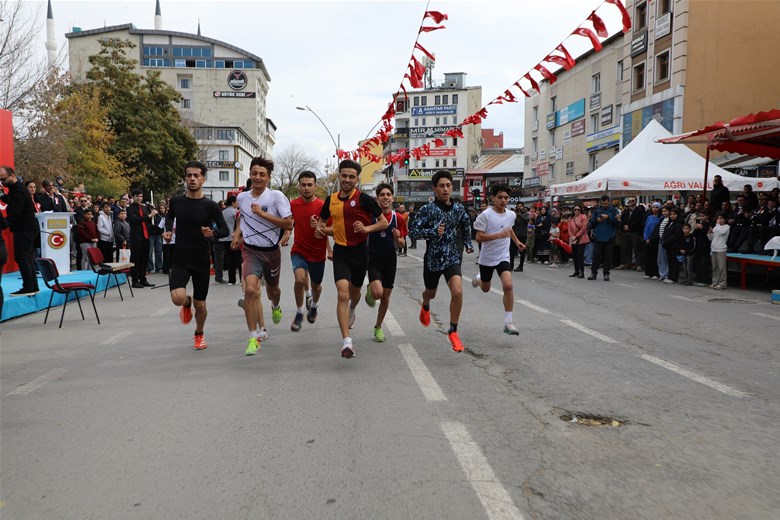 29 Ekim Cumhuriyet Bayramı'nın 102. yıldönümü kutlamaları kapsamında Ağrı'da düzenlenen "Cumhuriyet Koşusu" büyük bir heyecana sahne oldu.