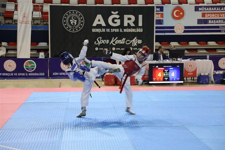 Doğu Anadolu'nun kadim şehri Ağrı, genç sporcuların yeteneklerini sergilediği ve dostluk bağlarını güçlendirdiği heyecan dolu Taekwondo müsabakalarına ev sahipliği yapıyor.